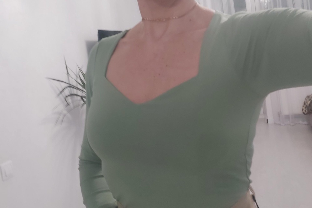 Очень понравился и по качеству и как сел, идеально, идет в размер, заказывала 2 цвета  , в итоге оставила оливковый, забрала после девушки, которая писала, что маломерит и в рукавах узко, она даже не сложила, а запихала в пакет в ужасном виде, выбирайте свой размер! хорошо, что она его не порвала, лонгслив постирала, не сел, покупкой довольна.