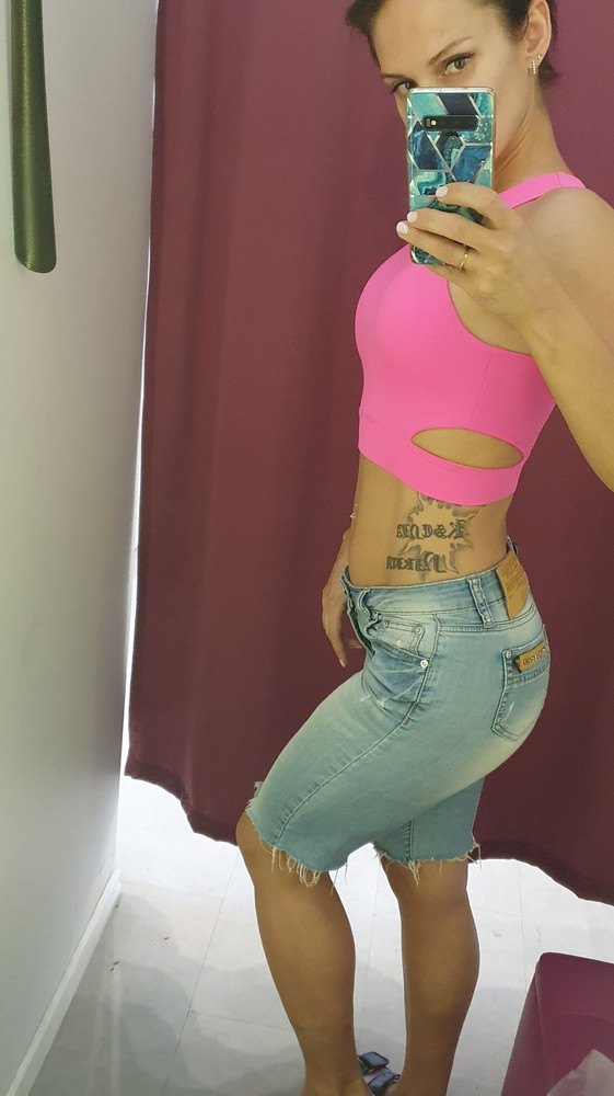 К сожалению тесноват, хотя по размерам должен был подойти. На грудь 94 см и талию 67 рост 170, взяла М, оказался впритык, смотрится на фото красиво, но дышать сложно. Поэтому возврат.