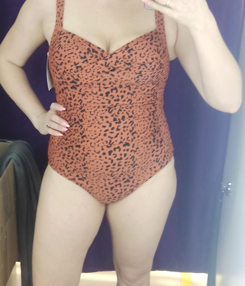 Мне понравился, материал хороший, но на меня не сел ,почему-то грудь мне придавил. С чашечками. Но хотелось бы более плотную поддержку груди.Качество хорошее, размер соответствует