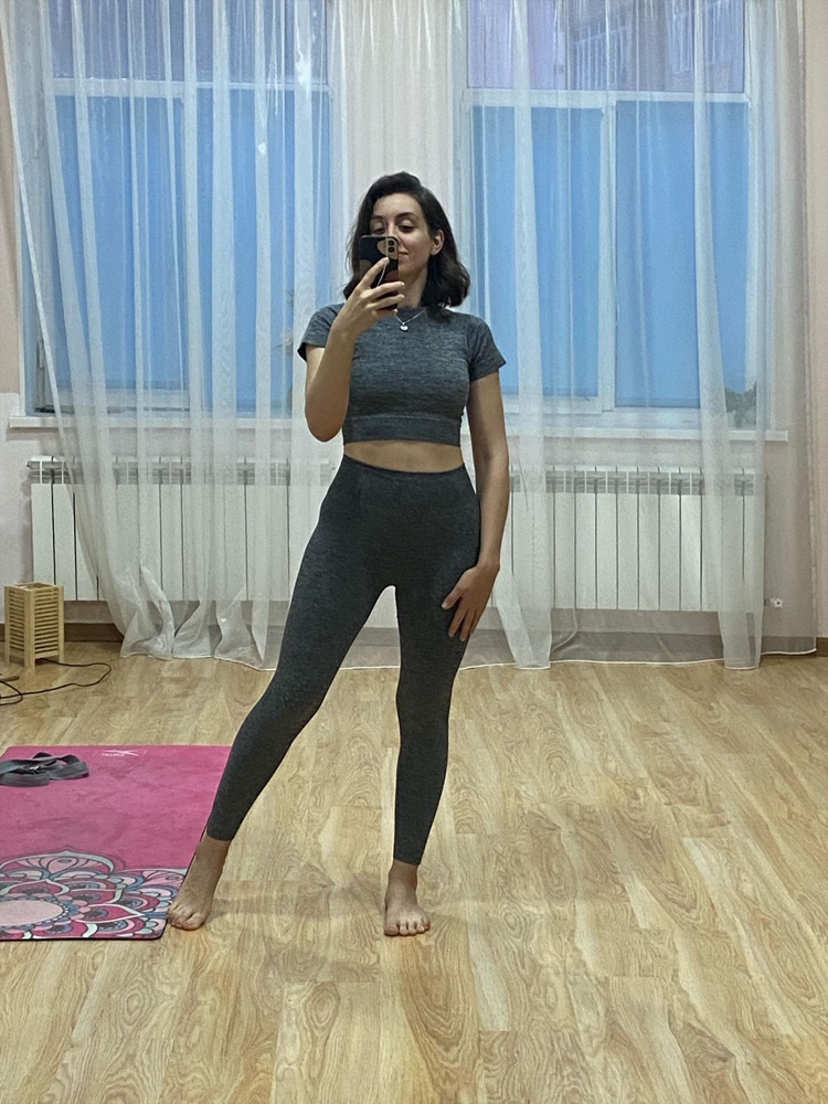 Подошёл идеально, я очень придирчивая к  ткани и удобству — здесь все отлично, ничего нигде не собирается, ткань плотная, фигуру подтягивает. 