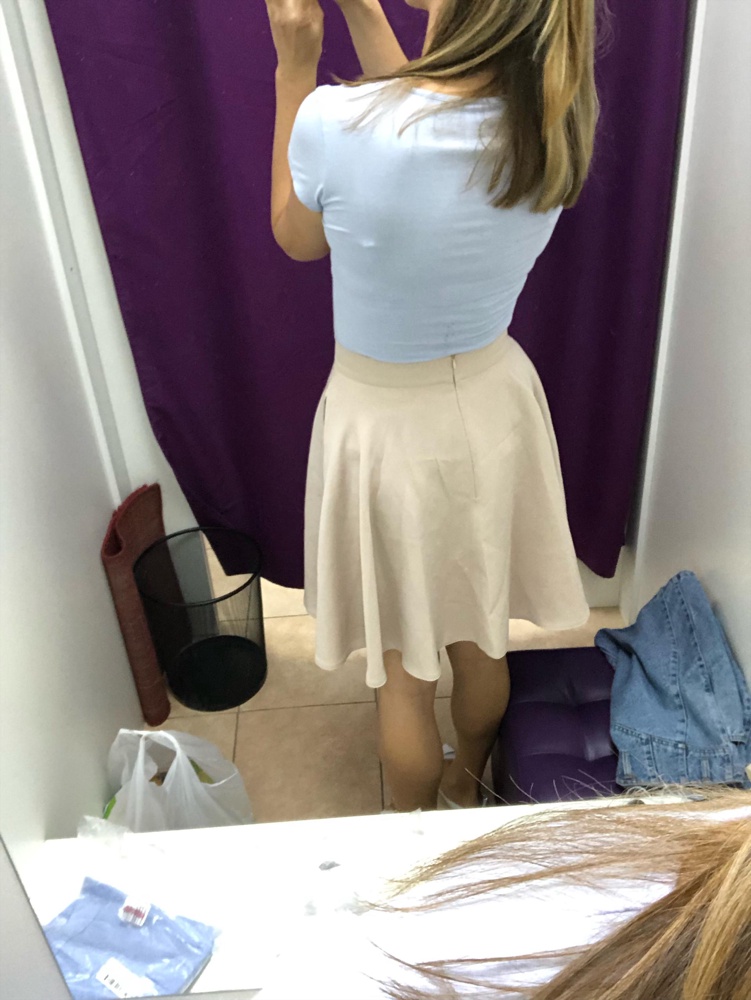 Разочарование, 44 размер из-за карманов делает задницу сразу 48-50 размера. Так ждала эту юбку, но отказ, хотя качество хорошее. И Домна на работу ок. 