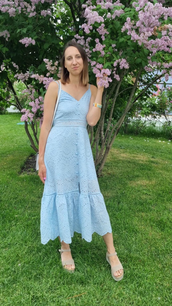 Все понравилось. На высоких, худых с небольшой грудью сядет отлично. За эту стоимость хотелось бы без торчащих ниток.