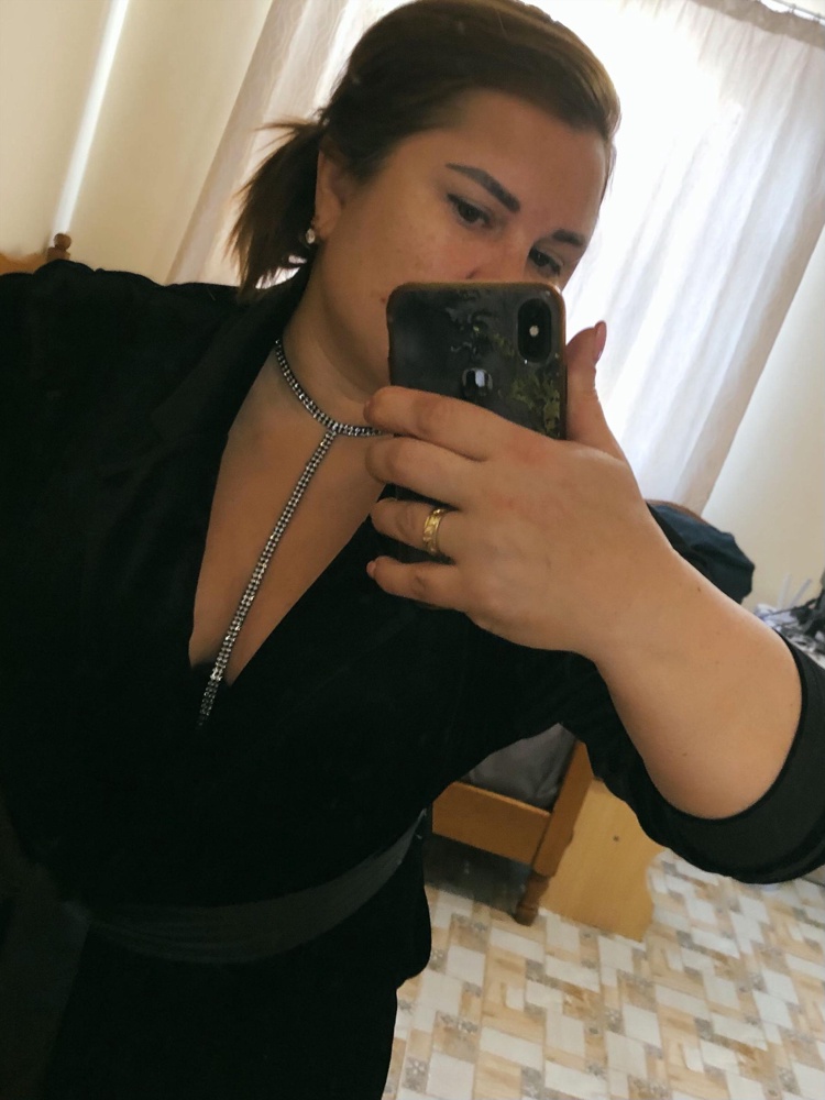 Очень изящный аксессуар, красиво блестит, все камушки на месте, подошел для пухлой девушки с талией 85см. Пришел в обычном прозрачном пакете.