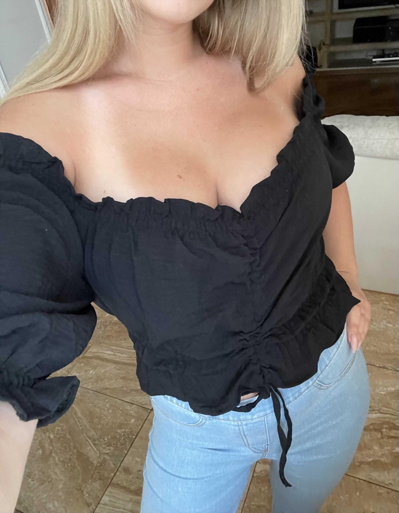 Это любовь с первого взгляда🧡Топы нежные,лёгкие,сшиты качественно!Идеальная посадка по груди(соответствуют по размеру)Я в восторге,закажу ещё несколько цветов☺️Спасибо🧡