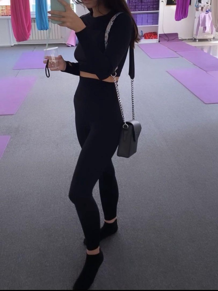 Добрый день! Костюм супер. Для тренировок, а особенно на стретчинг самое то. Материал плотный, но в нем вообще не жарко. Он дышит,  и материал приятный, мягкий. Единственное я прочитав в начале отзывы, взяла S. Все говорят размер в размер. Я ношу обычно размер S. Но я всё таки не прям худенькая оказывается ))) Лично мне было некомфортно, от того что всё в притык. И всё пережимает. Так же лосины были немного короткие (рост 167). Поэтому сделала возврат и перезаказала М. Размер М просто огонь. Идеально сидит, нигде не жмёт. Скрывает все недостатки, и самый большой плюс для меня, это то что можно носить без лифчика. 🌹👍