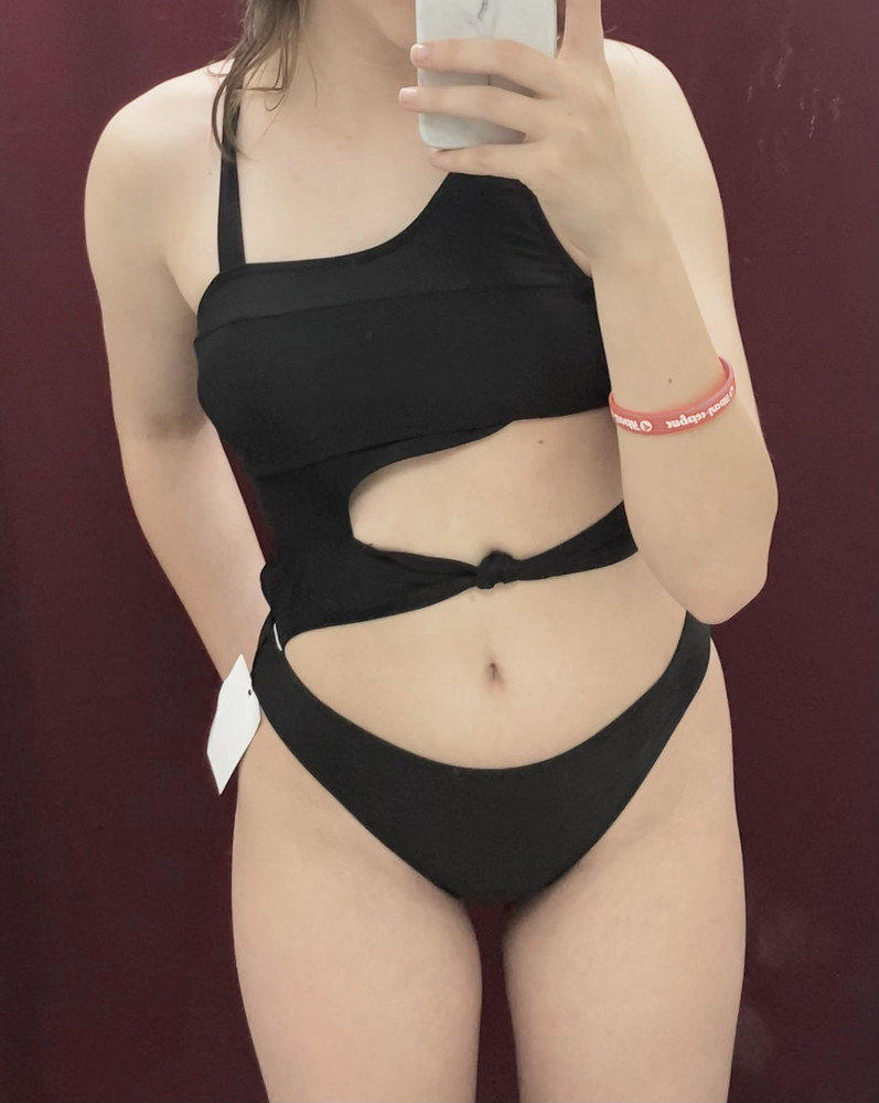 Сколько бы отзывов не смотрела, на всех сидит абсолютно индивидуально. Сам по себе купальник качественный и красивый, мне нравится. Заказывайте, примеряйте и делайте выводы😘