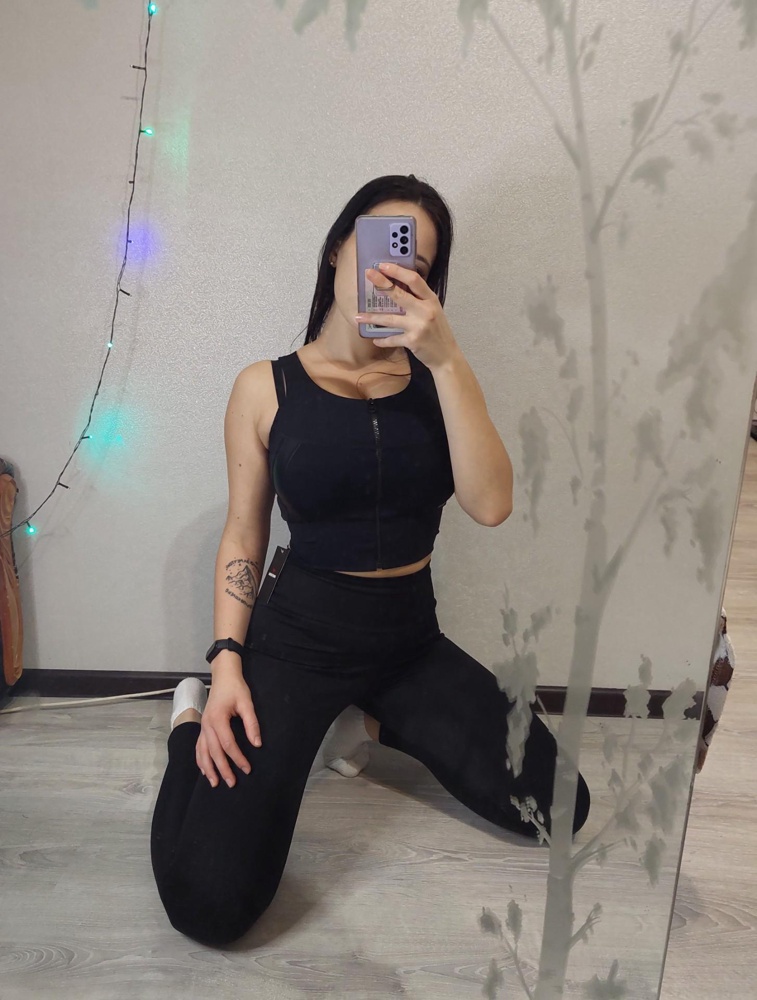 Девочки, это лучшее из того, что я находила! Берите, не пожалеете!
Охват груди 98, под грудью 73, брала М. Сел идеально, плотно, но не передавливает. Чашки не вынимаются, но они и не мешают) под рашгард всё же буду надевать бюстгальтер, тк грудь тяжёлая. Чуть позже ещё красный закажу, потому что это ваще любовь с первого взгляда