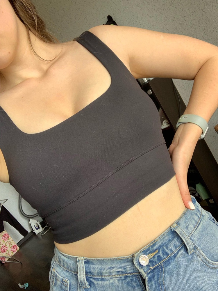 Влюбилась в этот топ по фото, сел прекрасно, очень крутая модель, и на спорт, и как база в гардероб. Не обнаружила дефектов, сидит хорошо и с чашечками, и без, классно подчёркивает талию и грудь. Очень довольна, надеюсь носиться будет долго. Соотношение цена-качество восхитительное, ткань очень нравится. Всегда ношу М размер, топ брала этого же размера на ог 91