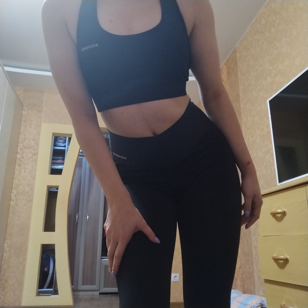 На обхват груди 87 брала 42,хоть и сомневалась, примеряла и сел достаточно хорошо, удобно, грудь зафиксирована, никакого дискомфорта при активном движении. Единственное что у меня  одна буковка фирмы чуть взбугрилась, но утюгом пригладила и всё встало на места