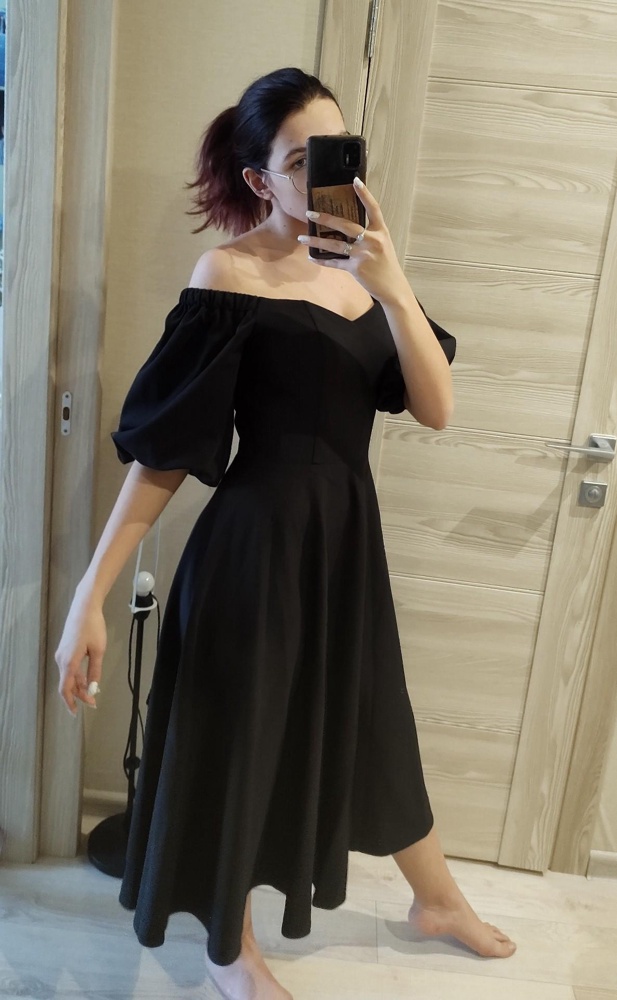 Чудесное платье! Фасон элегантный, но не вычурный, ткань очень приятная, порадовало наличие вшитого корсета (вся верхняя часть платья уплотнена, чашечки тоже есть). Нижняя резинка рукавов держит их форму, но не перетягивает и не натирает, верхняя со своей функцией тоже справляется на ура. Рекомендую к покупке)

Плюсом ко всему, хочу отметить крайне быструю доставку: до меня заказ добрался за день.