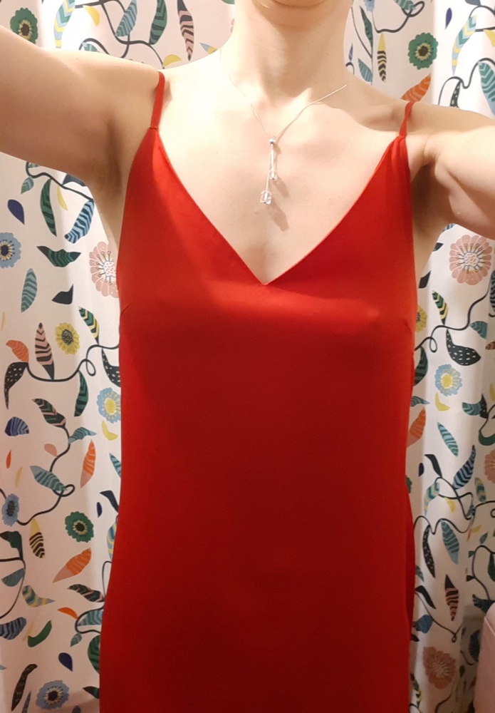 Да, вытачки смещены, боковые швы смещены, но не знаю что можно хотеть от вещи за 1000 руб из синтетики(явно нужно заранее быть готовой к тому, что ткань будет электризоваться)- однако не электризуется у меня особо. Может после стирки уже..но ничего нигде не топорщится