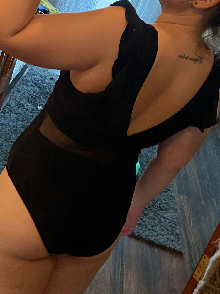 Купальник отличный!! Все,что нужно скрыл. Швы ровные , ткань плотная . Внутри чашечки поролоновые, можно достать. Мой рост 1,72, р-р 50 верх, 52 низ, взяла xl, подошло нормально, чуть чуть впритык, но купальник мокрый тянется поэтому оставила. Цена отличная 1255р.