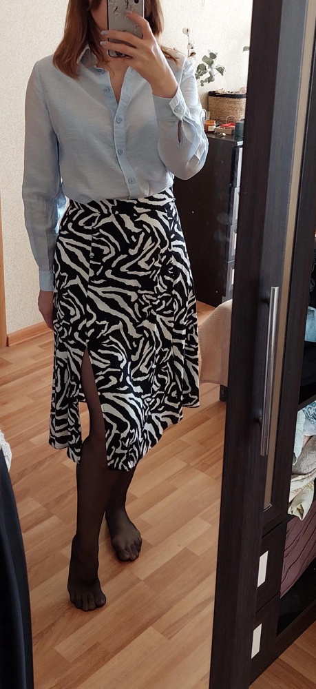 Приятная юбка, на лето отлично будет, очень тонкая , без подклада, 
На мой животик 78 размер 46 сел отлично,  ничего не давит.
Второй день одеваю с удовольствием