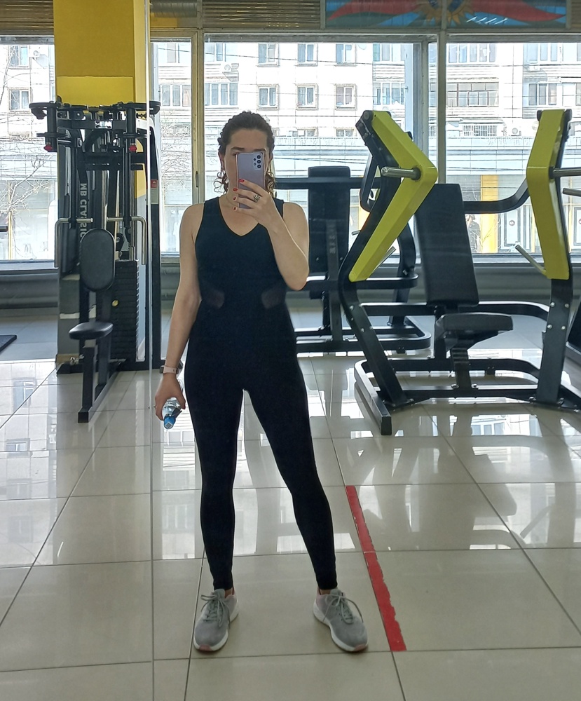 Комбинезон красиво смотрится! Ношу одежду s/m, взяла s, нигде не жмёт, сидит отлично, грудь держит. Ноги сразу накаченными выглядят)
Немного жарко в нём,  или это из-за активных тренировок или из-за плотного материала. 
С застёжками на плечах разобралась и даже уже привыкла.  Но удобнее было бы сделать кнопки. 
Мой рост 160, мне в нем удобно!
Подобный комбинезон давно хотела,  это первый,  который я заказала и сразу оставила себе)