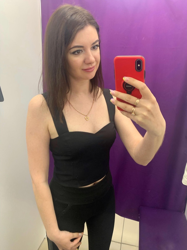 Очень элегантный топ. Сидит по фигуре 🔥 идёт в размер. Очень довольна. 