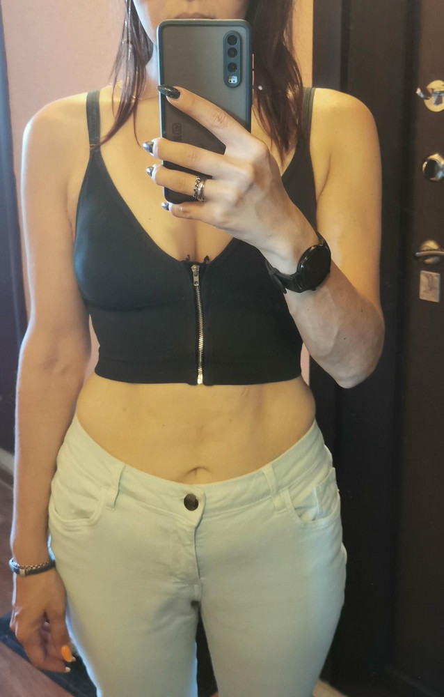 Из плюсов: понравилась ткань, широкая спинка.
Минусы: пошито не очень качественно. В районе молнии оставили 2 "хвостика", убрала их по итогу зажигалкой🤦‍♀️. Молния оооочень тугая.. Я её на себе застегнуть не смогла. В итоге сначала застегнула, а потом одела как топ через голову... Мой 1й размер прижало, но это не критично. Вставки смотрятся буграми , расправить толком не получилось.. На фото видно. Может разносится и расправится со временем. На мой 44-46 сел хорошо. По итогу. С Алика подобные топы приходят куда качественнее🤷‍♀️, просто нужен был здесь и сейчас, поэтому выкупила его.