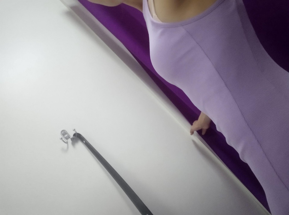 Хорошенькое простое платье. Цвет и фасон, как на фотографии. Плотно прилегает к телу. Взяла не для улицы.