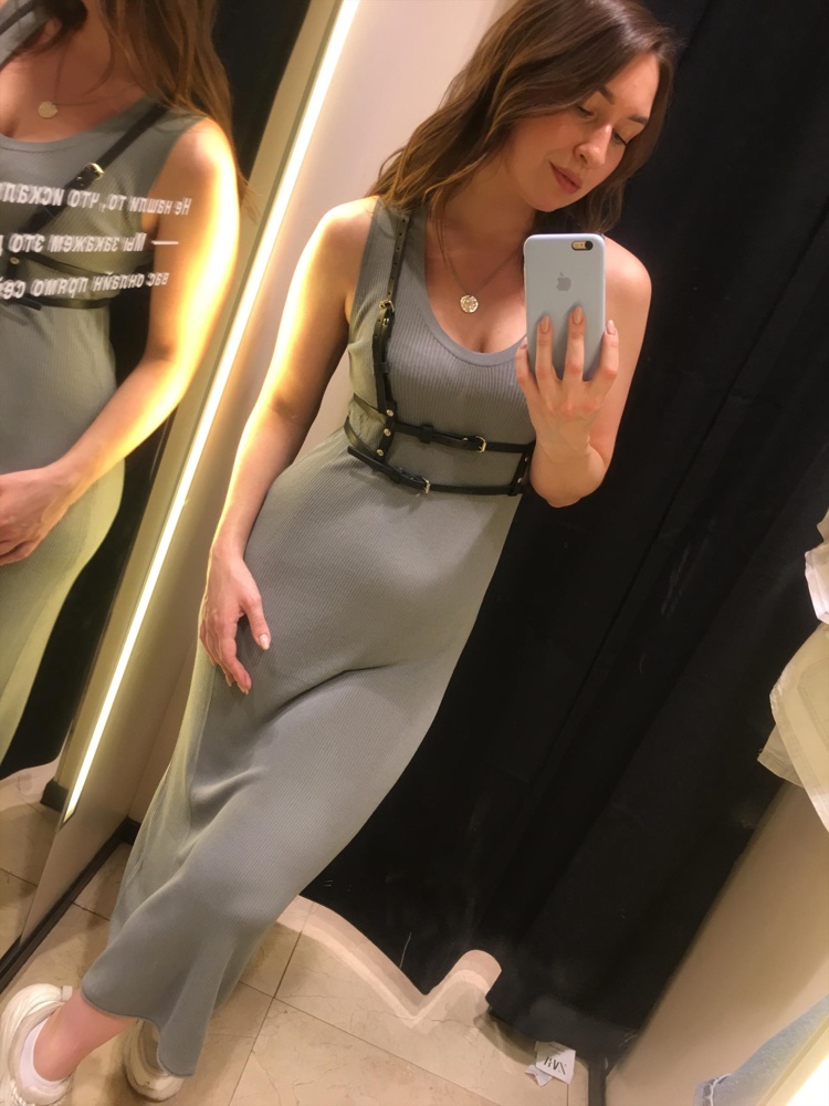 Шикарнейшее качество!!!!❤Ремешки то что надо, не тонкие и не толстые)) Удобно регулировать размер. Не красит, и без запаха. А самое главное можно легко снять ремешки и носить отдельно👍