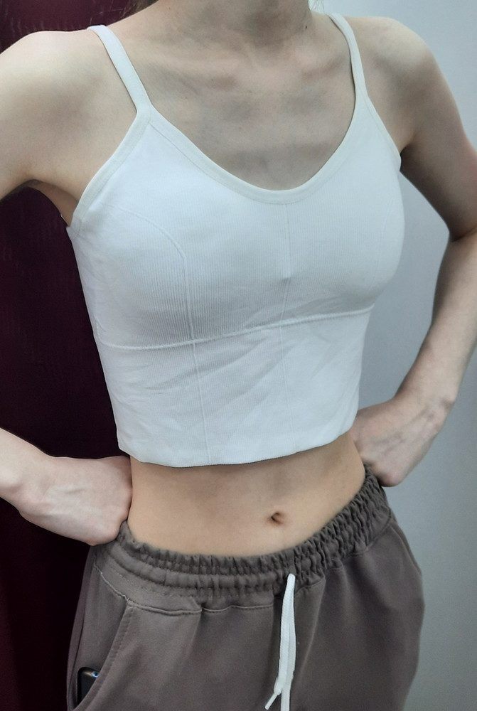 Дочери понравился.У нас размер с натяжкой 42,ну думаю больше 40.Большенство товара идёт от 42,поэтому мы и берём его.Топ хороший,мягкий,лямки регулиющиеся(очень удобно),резинка мягкая.У нас грудь маленькая,поэтому у нас прозрачность практически не заметна.В резинке немного большеват,но это не критично.Выписывали 2 топа разных производителей,у данной модели,но для нас это очень важно,маленькая чашка-практически прямая.Другой мы заказывали Арт.:82723456 чашка очень достойная!!!не большая,но форма пуш-апа именно есть.НООО там резинка тугая.Так,что свою модель искать только методом "тыка".