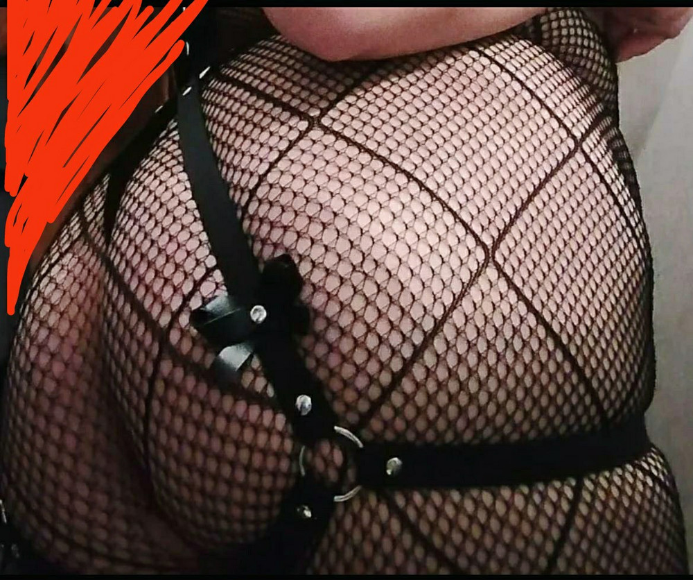 Заказала такую штучку, я в восторге😍 Сидит отлично, регулируется под любой размер, можно комбинировать с разными образами! Муж доволен) Приехало достаточно быстро, упакован качественно!