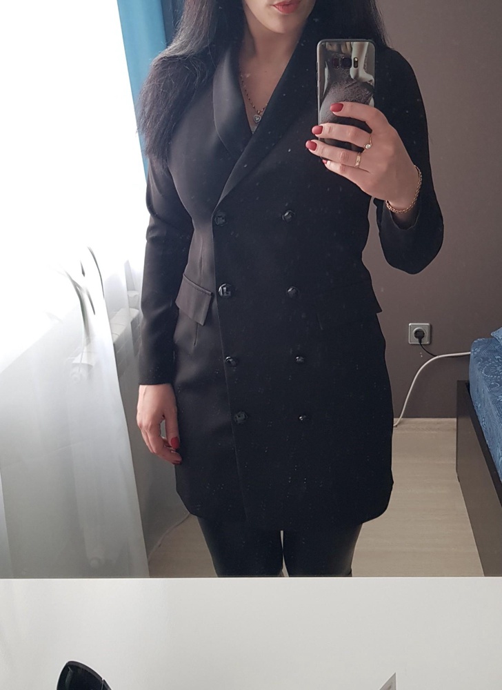 Задумка прикольная,есть небольшие косяки в крое платья.. ну или на мне так сидит..  Ткань достаточно плотная. Подклада нет в рукавах и на спинке..Пуговицы на мой взгляд дешевят, я перешила другие. В целом платье норм,носить можно,оставила..