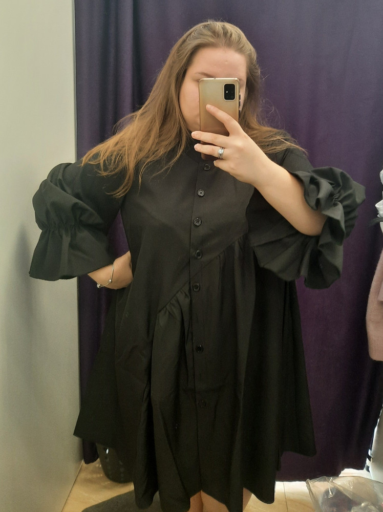 Поставила 4, но если честно, отдала бы чёрному платью все 5 звезд, а зелёному 3. Чёрное просто класс, я влюбилась в ткань- на ощупь как хороший плотный хлопок, фонарики на рукавах держатся, все так красиво и дорого -богато. Но когда я взяла после него померить зелёное, первое что меня смутило-пакет был в 2 раза легче чем с чёрным платьем. Развернула-на ощупь совсем другая ткань, какая то тянущаяся синтетика, при том что черное- чёткая плотная текстура.и вот теперь возникает вопрос- под одним наименованием продавец предлагает платья, одинаковые по модели,  но разные по составу ткани. Почему?