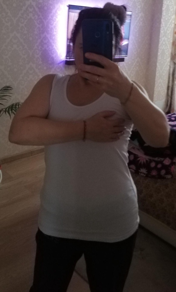 Футболка хорошая. Белая отдаёт в синеву. После стирки не деформировалась. Мои параметры рост155 ог90от74об96. Всем спасибо