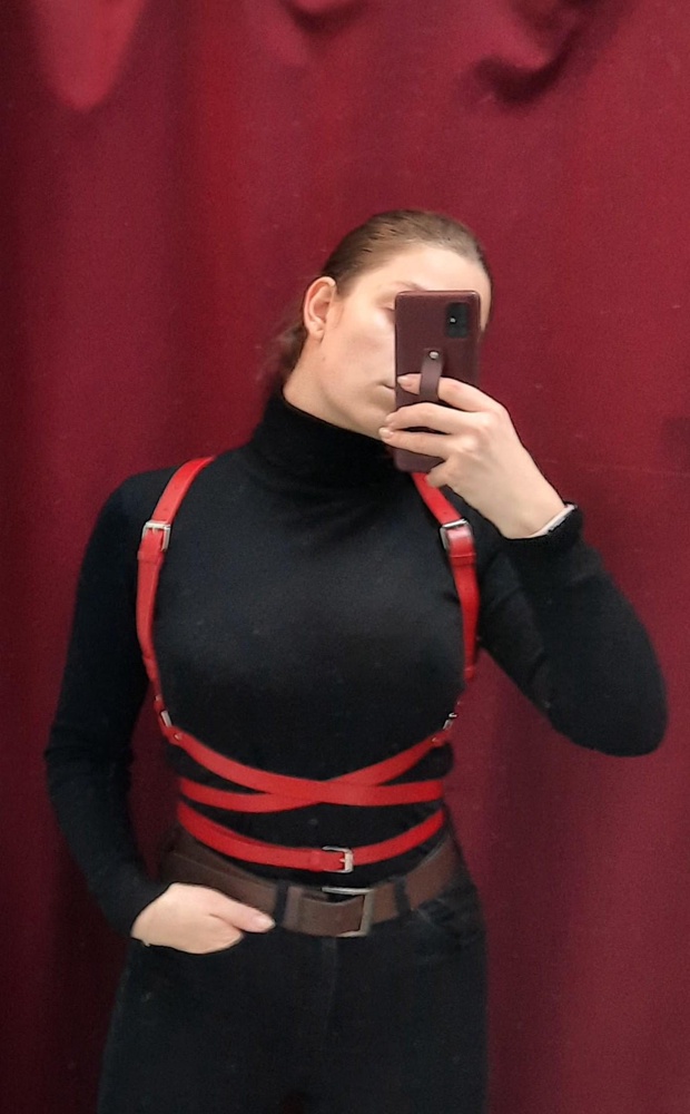 Дорогие друзья, это шикарная вещь. Во- первых, видно, что изделие из натуральной кожи. Во- вторых, нет неприятного запаха. В- третьих, ремешок длинный, но есть регулятор, который позволяет делать так, чтобы он не висел и не оттапыривался. В-четвертых, тк я брала в подарок, то очень рада тому, что дырочек на ремне, достаточно в обе стороны, и с размером не ошибёшься. Мне ооооочень понравилось изделие. Выглядит дорого-богато, эффектно. Одно НЕ ЗНАЧИЬЕЛЬНОЕ  но, так как я беру в подарок, упаковка не ахти, просто почтовый пакет, но надо признать + пупырчатый пакет и пакет закрывающийся. Берите смело, не пожалеете. Я брала по цене 1390р. И за эту цену это 🎁 Спасибо. У меня талия 70см +/- 2 см. И было трудно понять, размерную сетку, тк они разные ( на фото и на представленной продавцом)