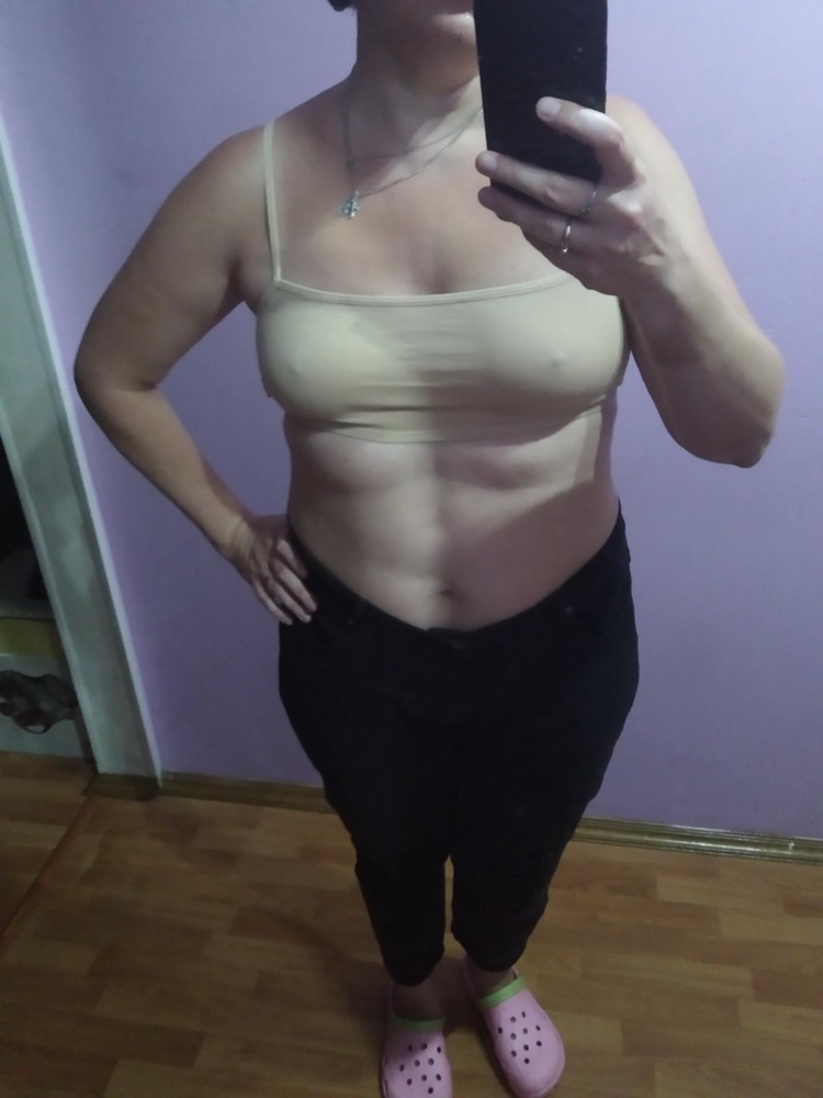 На размер 48-50, маленькую грудь (85в) сел хорошо, вообще не ощущается на теле, очень комфортный. Качественные, материал 95 хлопок и 5 эластен.