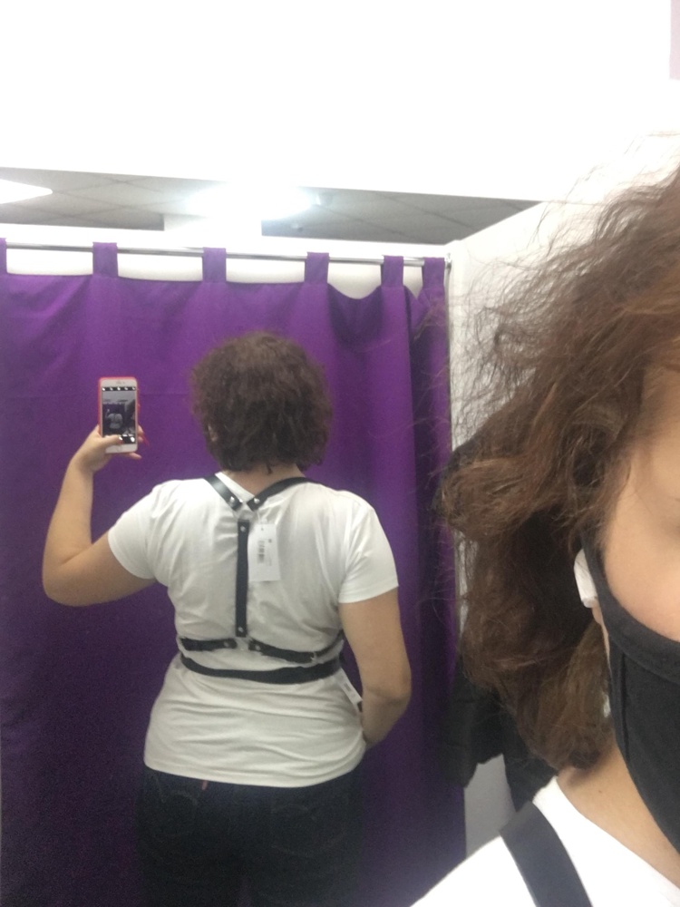 Сложилось впечатление что чуть маломерит, но возможно ещё не разобралась в регулировках. Т.к. вещь не повседневная - качество подойдёт. Смотрится эффектно. Мой рост 173. Параметры 113-85-110. На эти параметры 52-54 впритык. 