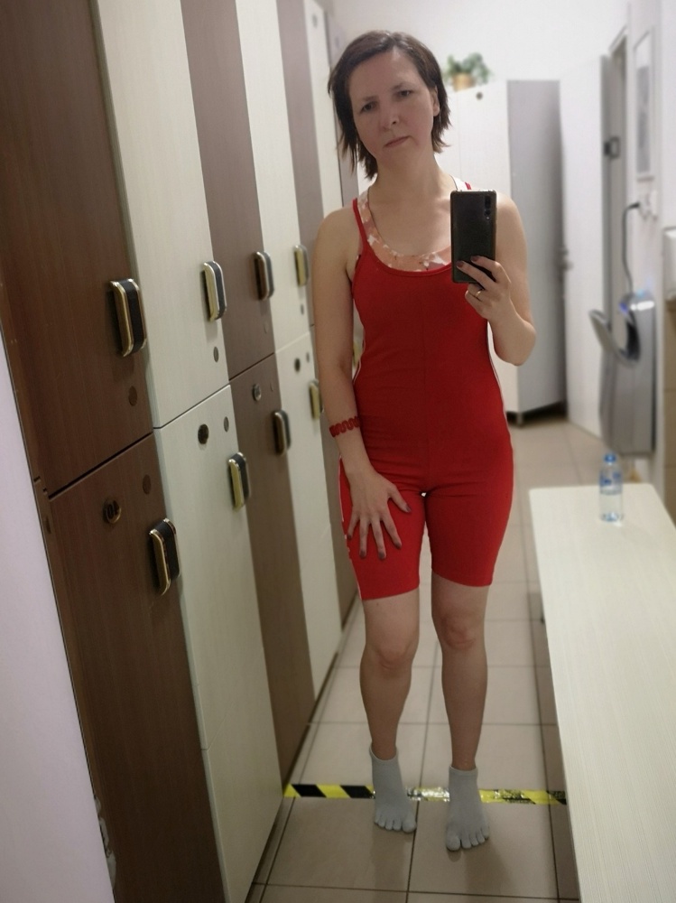 Я ношу комбез вместе со спортивным топом. Дышащий, комфортный. Сочного цвета. Заниматься удобно. Можно было бы на размер меньше купить, но не критично. Мои параметры 86х70х97.