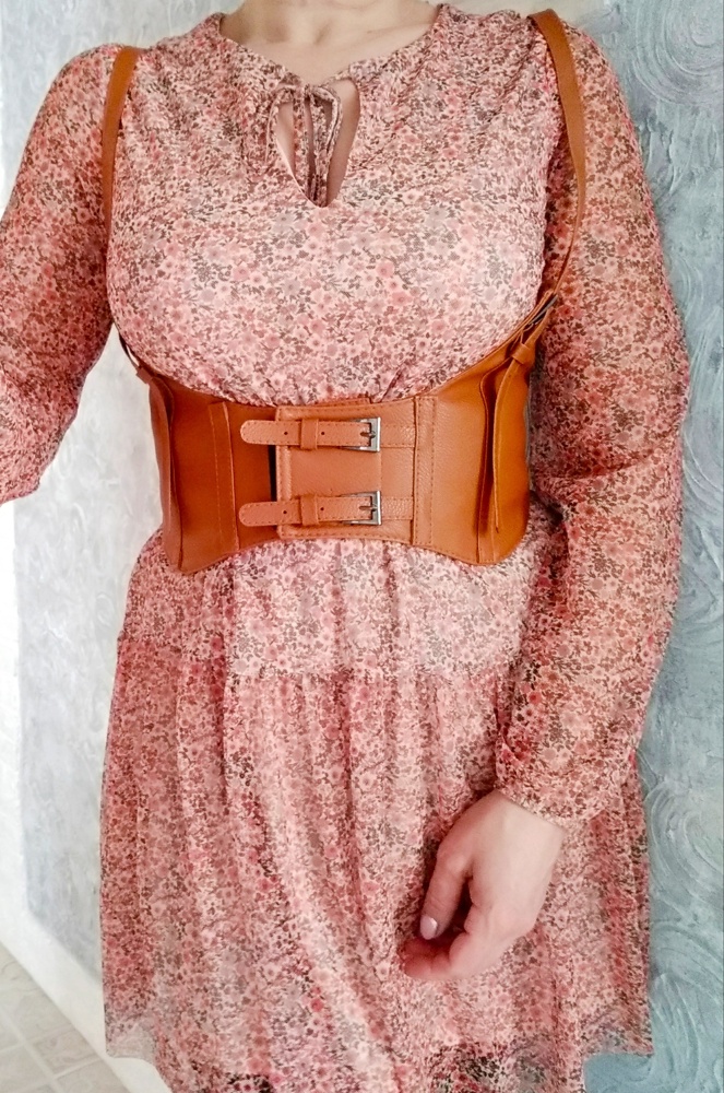 хороший корсет.полностью соответствует картинке.цвет как и ожидала не оранжевый,а рыже-коричневый.качественный.на размер 44-46 сел как надо.застёгивается на липучку.довольна покупкой,рекомендую.