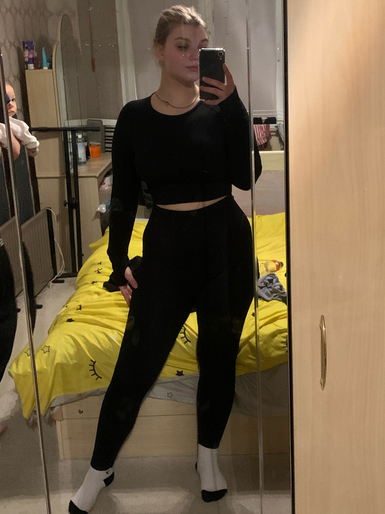 За свои деньги это просто находка!! Качество на высоте, грудь без лифчика держит на ура(5 размер) все подтянуто, облегает, пока в движении и на йоге не пробовала, но думаю все будет отлично! РЕКОМЕНДУЮ!!