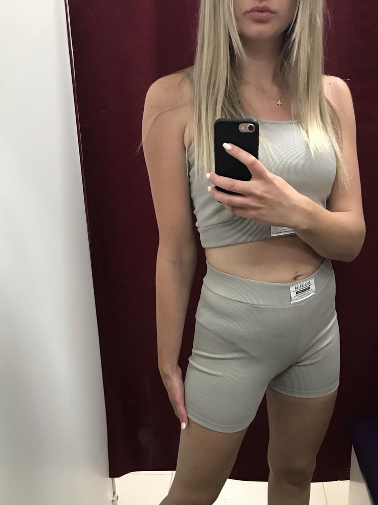 Быстро доставили . Упаковка хорошая . Костюм качественный , красивый . Размер в размер .  Отлично !) Спасибо 