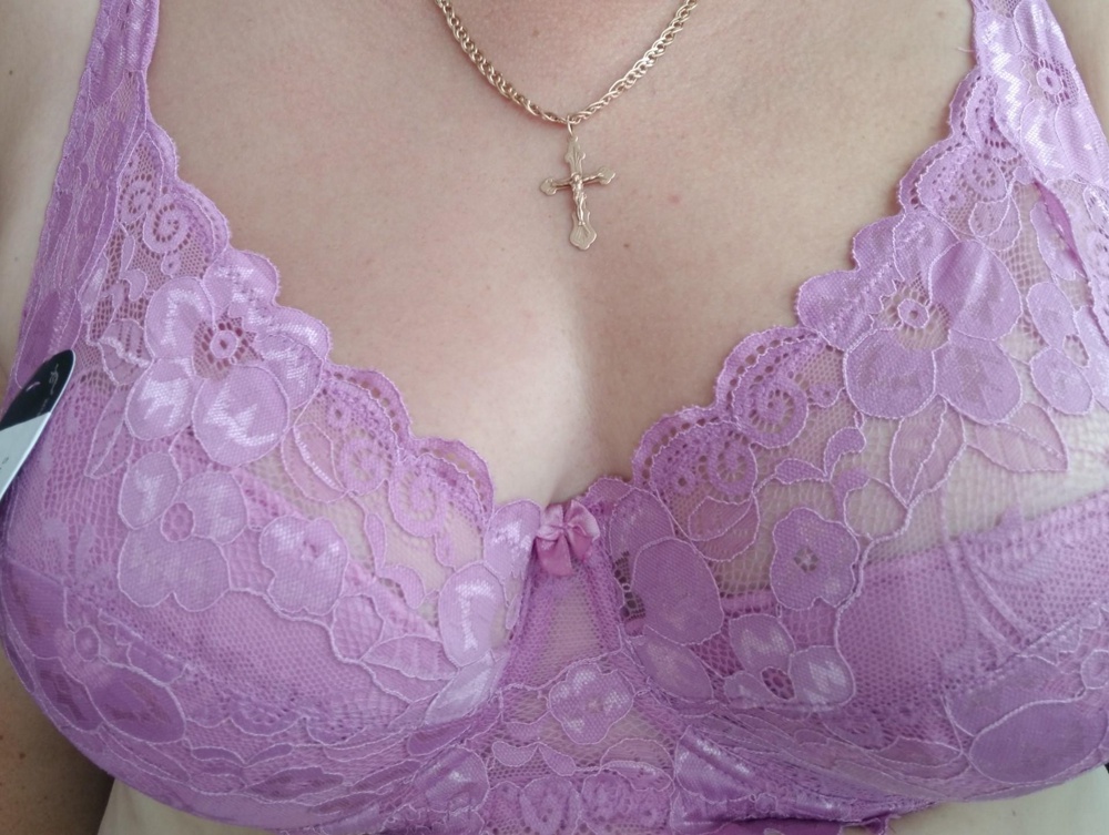 Мягкий,приятный к телу бюстик. Цвет яркий, на косточках, по размеру подошёл . Пожелание к производителю улучшить эту модель -сделать поплотнее боковые вставки, скручиваются слегка.