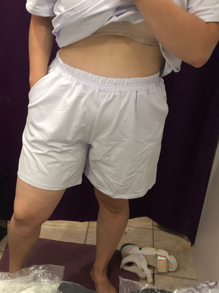 Костюм хороший, чистый. Но ткань очень плотная( хотя есть в этом и плюсы) но жарко в нем. На рост 160 футболка не короткая. И шорты прям огонь 🔥