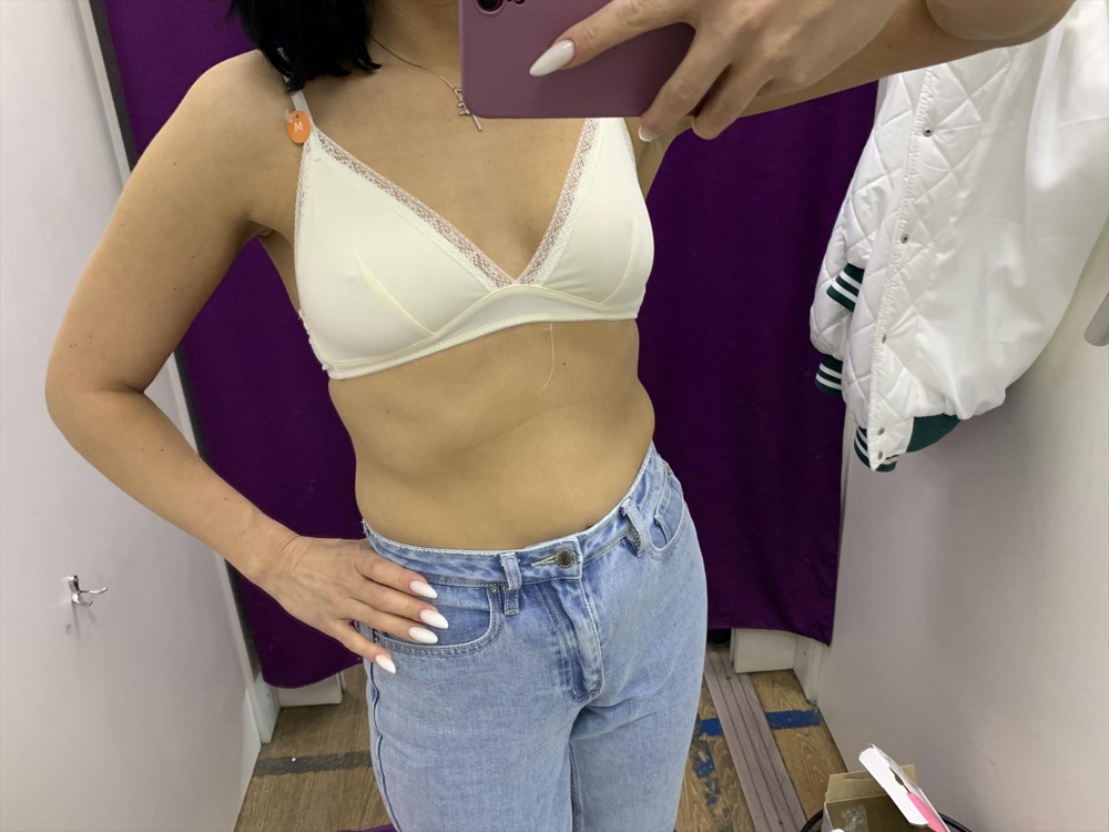 Размер М на об.под грудью мягко сказано впритык. Давит резинка внизу. Все таки он на размер больше 2 и на очень упругую грудь, так как мою двойку приплюснул. 