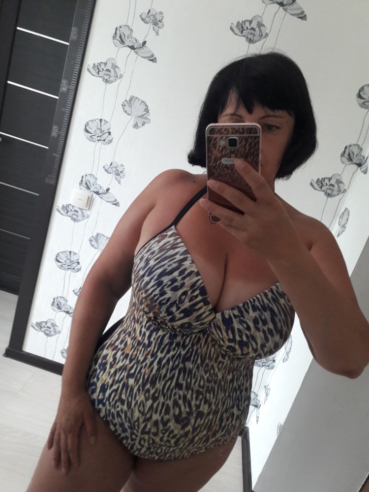 Купила купальник на размер больше, - в ширину немного велик, для меня чашки расположены были далеко - я их сшила. В целом купальник понравился. Мой рост 160 см, ОГ 104, чашка Е.