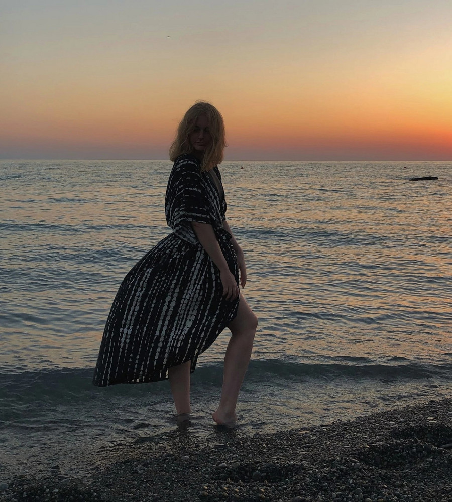 Классная, эффектная, но при ходьбе разъезжается в стороны. Материал очень приятный👍