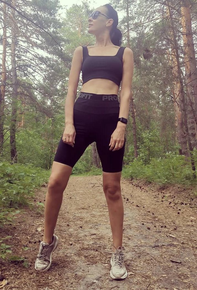 Очень классный топ. И выигрышно подчеркивает то, чего нет)))) мой рост 180 и смотрите сами как он сидит на мне👍идёт в размер. Качество супер! Девченки, Рекоммендую!