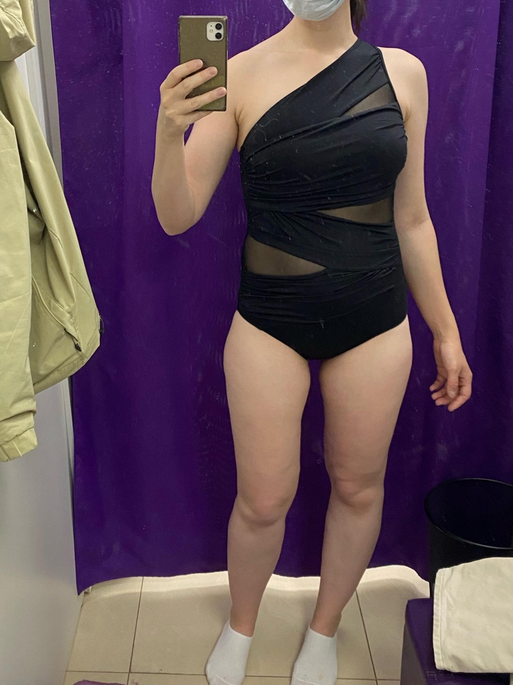 Очень понравился, стройнит, утягивает живот. На рост 176 сел хорошо. Пришёл без лямки, поэтому не выкупила. 