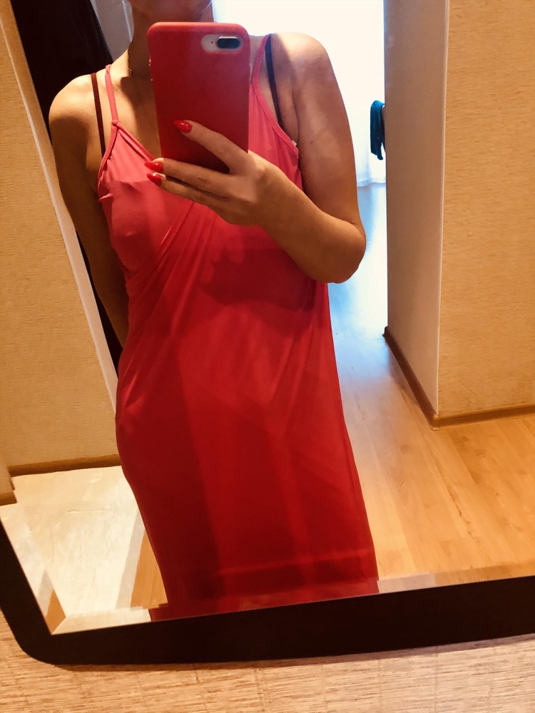 Не плохая туника, удобно одевать! А из минусов, все тоже самое, что и у других: 1)это пройма висит в районе подмышек (виною тому- отсутствие большой груди🤨2)видно неровности на пятой точке 🙈, да и ладно, я же на пляж взяла, а не на работу ходить! К покупке рекомендую👍, необычный фасончик!