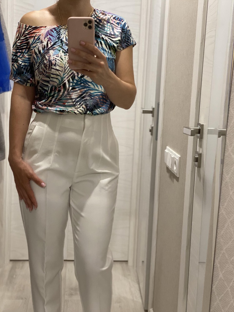 Понравилось боди, искала под белые брюки с высокой талией и наткнулась на него, нижняя часть телесная, не видно под белой одеждой, высота нижней части оптимальна , чтоб верхняя цветная была с напуском. На 44 брала 44, в размер. Принт актуальный.                 Хочется, чтоб все боди были со стрингами)) как это, чтоб не выделялись через обтягивающую одежду и не портили формы. Сейчас большую часть боди этого производителя приходится в ателье перешивать на стринги.