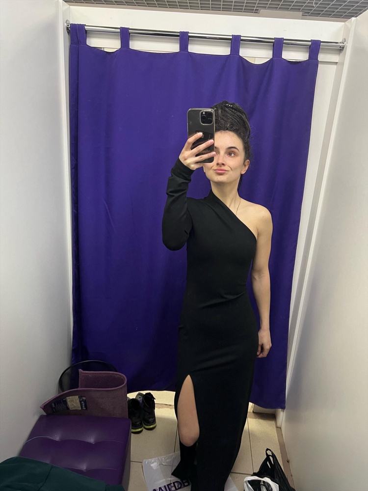 Идеальное платье, мой рост 164, не нужно подшивать по длине, подойдёт как с балетками, так и с туфлями. Без бюстгальтера грудь смотрится отлично, ткань плотная.