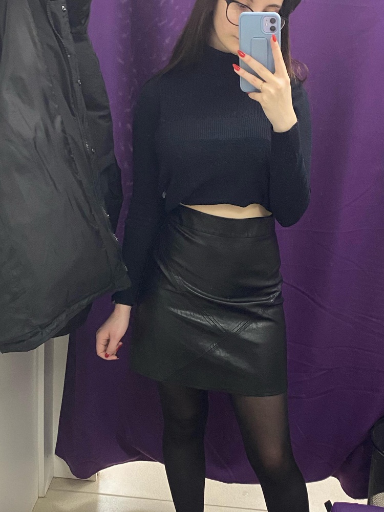 Юбка просто супер! Качество на высоте. Заказала размер s(42). Я ношу 42-44 и она села идеально. На талии сидит отлично и по фигуре !