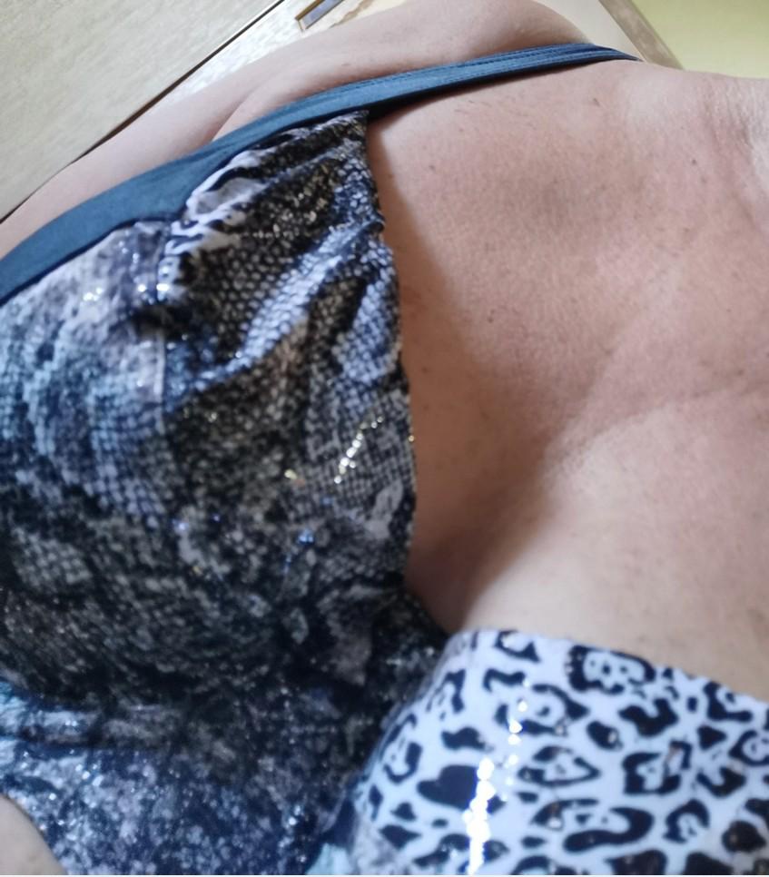 Очень ждала купальник, по размеру сел хорошо, но что с лифом? Правая чашка цветная ткань(с блеском которая) вся сборит, как будто пришита неправильно.Фото прилагаю. А так купальник понравился, выглядит богато, блеск в меру. Если кого-то не смущает, что цвет антрацит (скорее серый), а не черный, и плавки высокие - рекомендую.