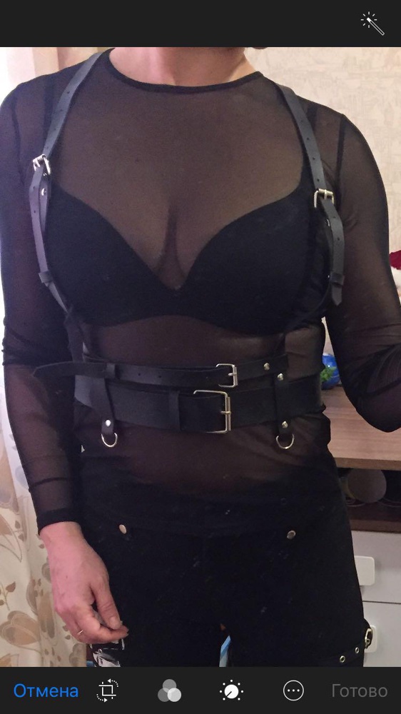 Очень довольна приобретением. На 46 размер идеально, ремни регулируются. Отличное качество, все крепежи надежные. Постороннего запаха нет. Ношу с удовольствием. Посылка пришла в указанный срок. 