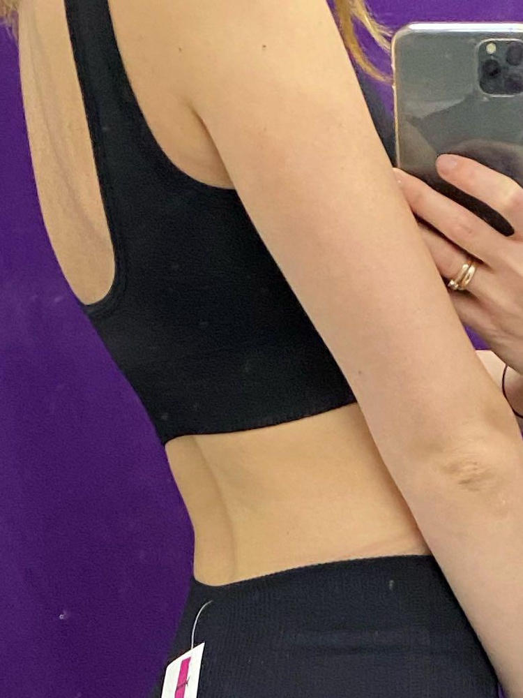 Кроп топ хорошо сел, широкие лямки и съёмные чашечки это очень удобно в спортзале. Присмотрела ещё такой же в другом цвете.