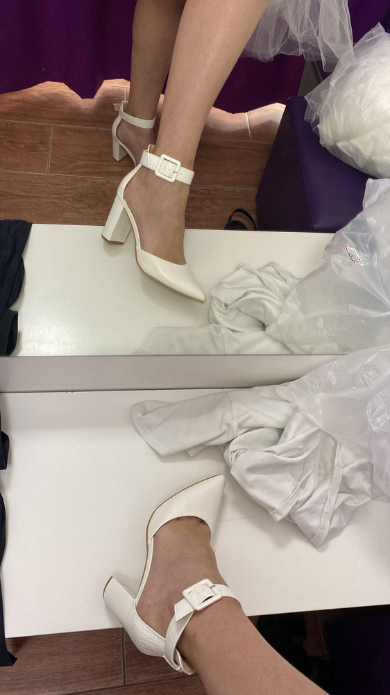 Туфли по размеру подошли. Каблук устойчивый ,ремешок удобно застёгивается.Трещин и царапин нет.Я осталась довольна)))