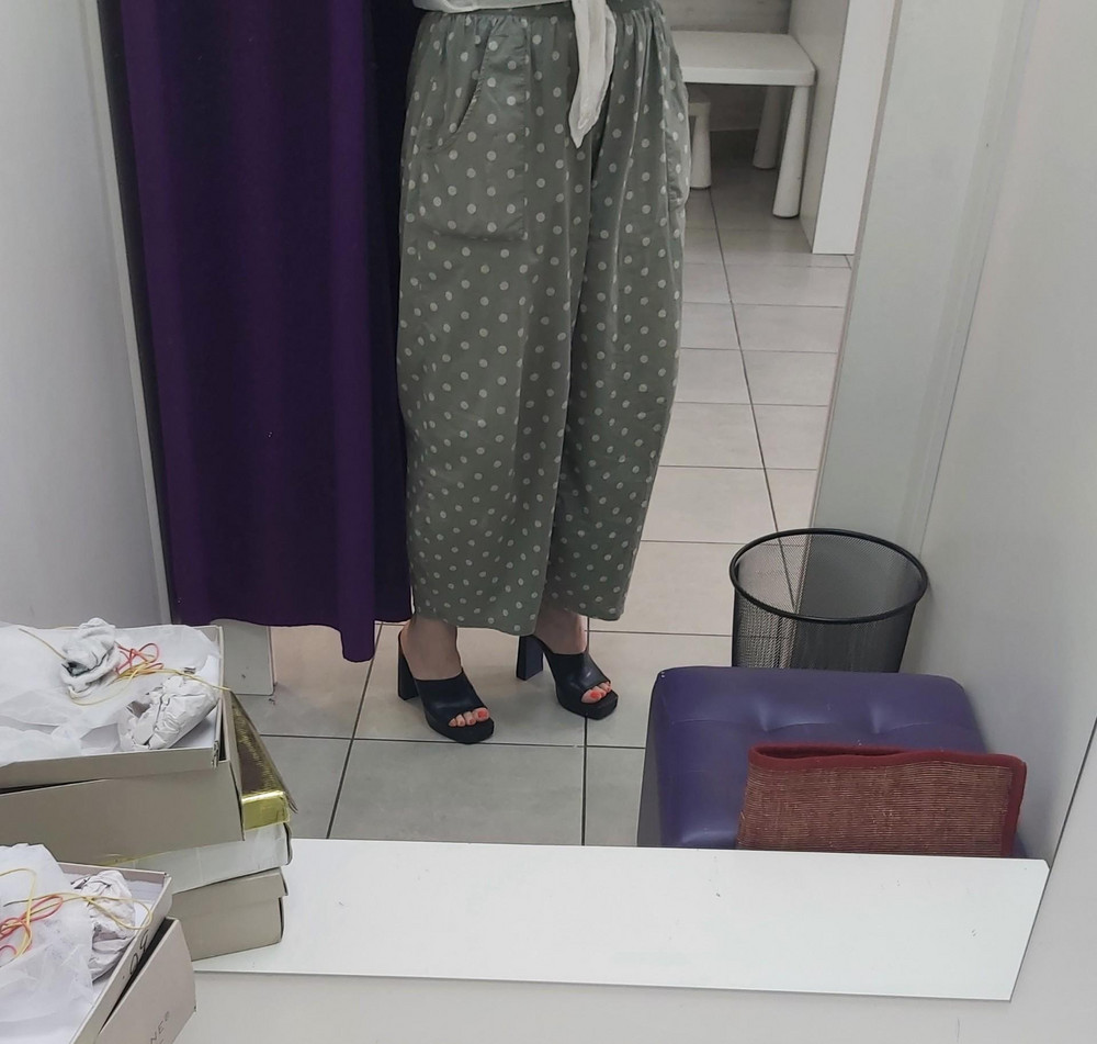 Бомба! Не очень удобно при ходьбе(шлепают)). Но красиво невозможно. Стоять можно, плясать тоже. На свой 38,5 взяла 40. В полноте прекрасно сели, великоваты по длине стопы, но не кретично.